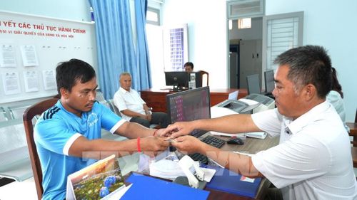 Anh Danh Lung, người đồng bào dân tộc Khmer tại xã Hòa Hội (bìa trái), đến thực hiện thủ tục hành chính tại Trung tâm phục vụ hành chính công xã biên giới Hòa Hội, tỉnh Tây Ninh. Ảnh tư liệu: Minh Phú - TTXVN