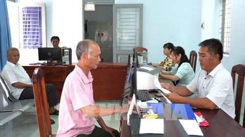 Người dân đến thực hiện thủ tục hành chính tại Trung tâm phục vụ hành chính công xã biên giới Hòa Hội, tỉnh Tây Ninh. Ảnh tư liệu: Minh Phú - TTXVN