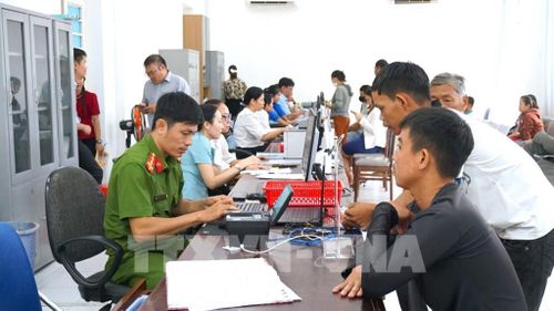 Người dân đến thực hiện thủ tục hành chính tại Trung tâm phục vụ hành chính công phường Tân Ninh, tỉnh Tây Ninh. Ảnh tư liệu: Minh Phú - TTXVN