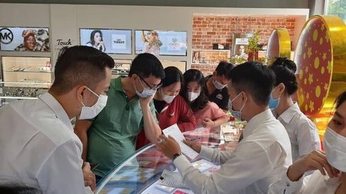Khách hàng giao dịch tại một cửa hàng của Công ty Vàng bạc đá quý Phú Nhuận (PNJ). Ảnh: PNJ