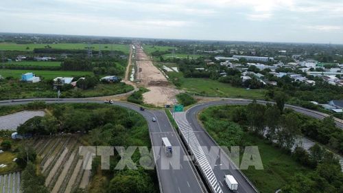 Dự án Xây dựng công trình đường bộ cao tốc Cao Lãnh - An Hữu giai đoạn 1 có tổng mức đầu tư gần 7.500 tỷ đồng. Ảnh: Công Trí - TTXVN