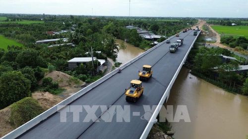 Các nhà thầu huy động tối đa nhân lực, thiết bị thi công cao tốc Cao Lãnh - An Hữu. Ảnh: Công Trí - TTXVN