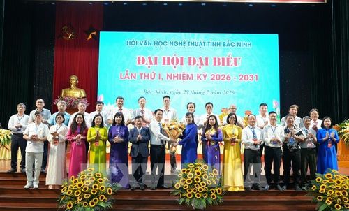 Ban Chấp hành Hội Văn học nghệ thuật tỉnh Bắc Ninh khóa I, nhiệm kỳ 2026 - 2031 ra mắt Đại hội. Ảnh: Đồng Thúy - TTXVN 
