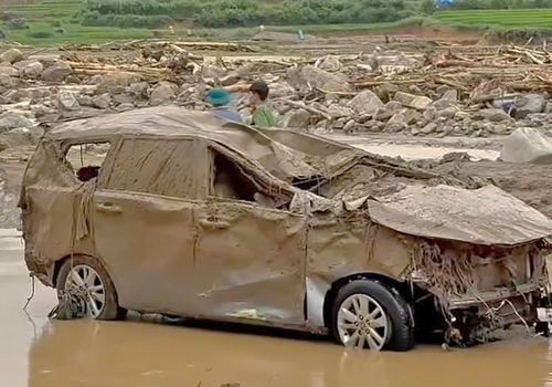 Một ô tô bị lũ nhấn chìm, ngâm trong bùn, hư hỏng hoàn toàn trong đợt lũ tại Lai Châu tháng 7 năm nay (ảnh người dân cung cấp).