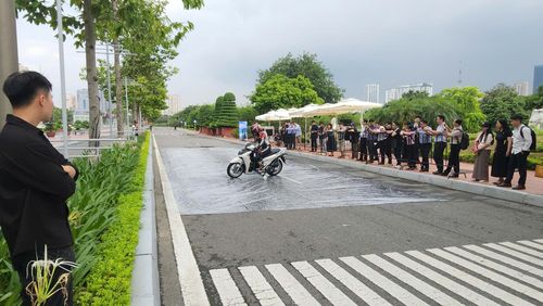 Kỹ thuật viên trình diễn phanh gấp trên xe được trang bị phanh ABS cho thấy khả năng giảm trơn trượt trên mặt đường, tăng hệ số an toàn, giảm thiểu tai nạn giao thông. (Ảnh: Đỗ Quang).