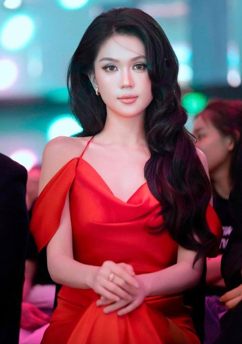 Ngọc Trinh vui mừng khi nhận thêm giải thưởng. Ảnh: FBNV