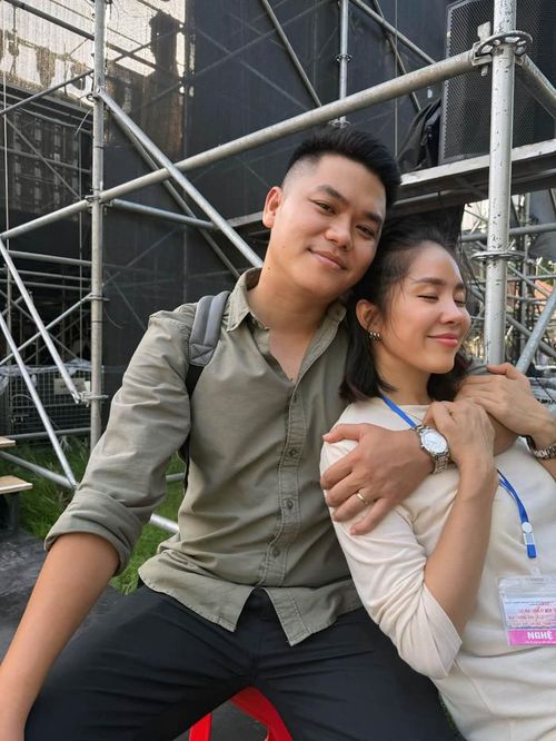 Chồng Lê Phương thường chủ động "tháp tùng" vợ trong một số lịch trình công việc. Ảnh: FBNV
