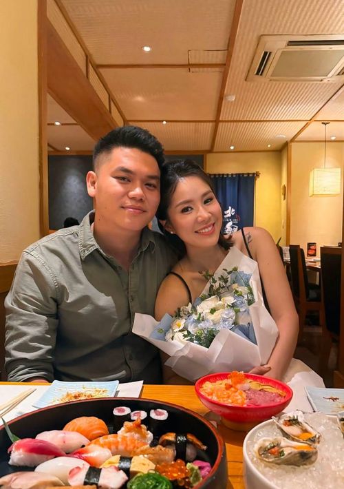 Vợ chồng Lê Phương thoải mái thể hiện tình cảm ở chốn đông người. Ảnh: FBNV