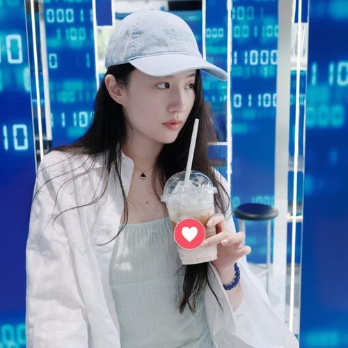 Lưu Diệc Phi ăn diện giản dị với trang phục có tông màu tươi sáng. Ảnh: Weibo