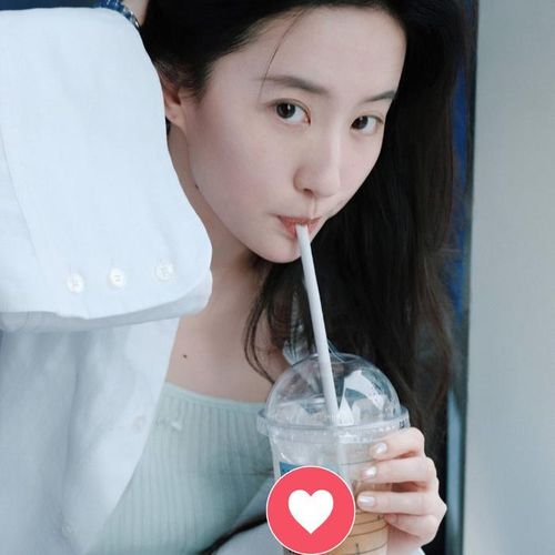 Cận mặt mộc của Lưu Diệc Phi. Ảnh: Weibo