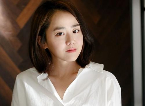 Với hình ảnh trong trẻo, Moon Geun Young được mệnh danh là "em gái quốc dân" của Hàn Quốc.