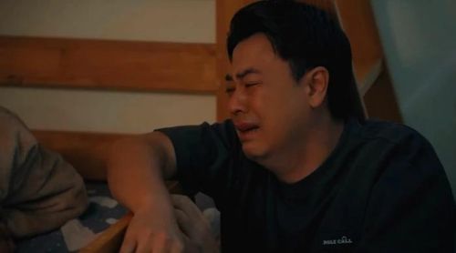 Qua câu chuyện của Tài và bà Phụng, Dưới Ô Cửa Sáng Đèn nhấn mạnh rằng những khoảnh khắc bình dị bên cha mẹ đôi khi lại là điều quý giá nhất.