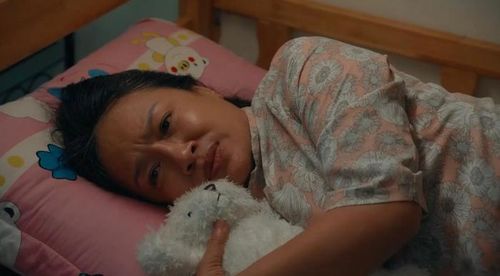 Bà Phụng (NSƯT Tú Oanh) qua đời sau một đêm hai mẹ con tâm sự đã trở thành khoảnh khắc lấy đi nước mắt của đông đảo người xem. 