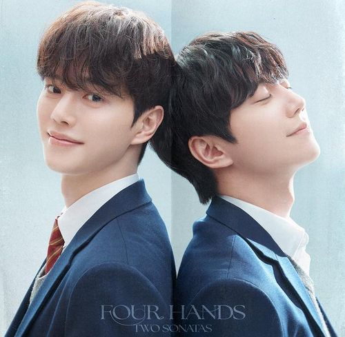 Lên sóng từ ngày 29/8, Four Hands, Two Sonatas khai thác đề tài thanh xuân trong bối cảnh một trường trung học nghệ thuật. Phim kể về hai nam sinh có hoàn cảnh sống hoàn toàn trái ngược nhưng cùng sở hữu tài năng piano nổi bật. Từ sự cạnh tranh đến đồng hành, cả hai dần trưởng thành trên hành trình theo đuổi đam mê âm nhạc, đồng thời học cách vượt qua những áp lực và lựa chọn của tuổi trẻ.
