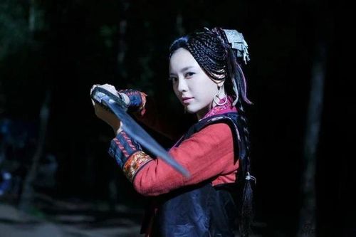 Là giáo chủ Ngũ Độc Giáo, Lam Phượng Hoàng gây ấn tượng với vẻ đẹp quyến rũ, hoang dã cùng phong thái phóng khoáng đặc trưng của vùng Miêu Cương. Không câu nệ lễ giáo, cô sống thẳng thắn, trọng nghĩa khí và luôn sẵn sàng giúp đỡ bằng những bí thuật, cổ độc của Ngũ Độc Giáo. Mối quan hệ kết nghĩa huynh muội với Lệnh Hồ Xung cũng giúp nhân vật trở thành một trong những nữ nhân cá tính và đáng nhớ của Tiếu Ngạo Giang Hồ.