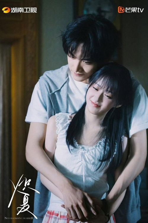 Lấy cảm hứng từ tiểu thuyết Trụy Lạc, Mùa Hè Nồng Nhiệt mang màu sắc thanh xuân xen lẫn yếu tố chữa lành. Chu Vãn vì muốn kiếm tiền chữa bệnh cho bà nội đã chủ động tiếp cận Lục Tây Kiêu, chàng trai nổi loạn có mối quan hệ đặc biệt với gia đình cô. Sau một cuộc chia ly đầy hiểu lầm, cả hai gặp lại nhau sau 10 năm khi đã trưởng thành. Từ đây, họ cùng đối diện với quá khứ và đi tìm sự thật về vụ tai nạn từng làm thay đổi cuộc đời mình.