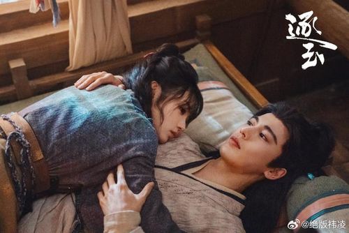 Sau thành công của nhiều dự án cổ trang, Trương Lăng Hách tiếp tục góp mặt trong Trục Ngọc, đóng cặp cùng Điền Hi Vi. Phim chuyển thể từ tiểu thuyết cùng tên, kể về cuộc hôn nhân hợp đồng giữa Phàn Trường Ngọc - một cô gái xuất thân bình dân mạnh mẽ và Tạ Chinh, vị hầu gia mang nhiều bí mật. Giữa bối cảnh chiến tranh và những âm mưu quyền lực, cả hai dần nảy sinh tình cảm, cùng sát cánh vượt qua nghịch cảnh và bảo vệ những điều mình trân quý.