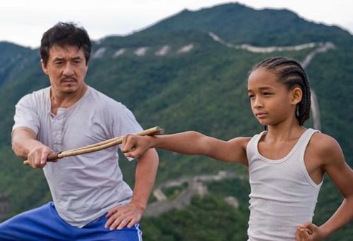 Dù không còn thực hiện quá nhiều pha hành động nguy hiểm, Thành Long gây ấn tượng khi hóa thân thành người thầy Han điềm đạm, giàu cảm xúc. Bộ phim đạt doanh thu hơn 350 triệu USD toàn cầu và giúp ông tiếp cận thế hệ khán giả trẻ.