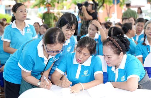Cán bộ, hội viên phụ nữ hào hứng tham gia chương trình