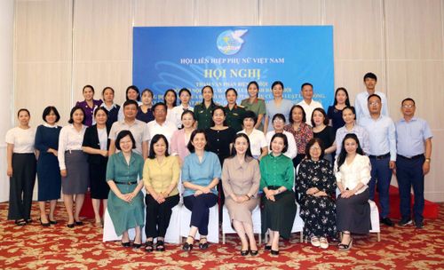 Bà Nguyễn Thị Minh Hương (thứ 3 từ trái sang, hàng đầu), Phó Chủ tịch Hội LHPN Việt Nam và các đại biểu tham dự Hội nghị