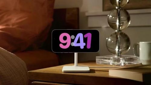 Chỉ cần trang bị thêm đế sạc hoặc giá đỡ và để máy cắm nguồn liên tục, iPhone cũ có thể được sử dụng làm đồng hồ đặt cạnh giường