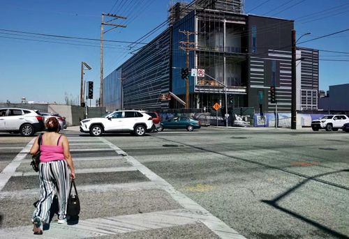 Trung tâm dữ liệu ba tầng có công suất 49,5 MW đang được xây dựng tại thành phố Vernon, bang California (Mỹ),