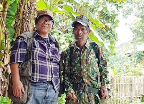 A Đôi bên trái cùng con liệt sĩ A Nhing đi tìm hài cốt của cha.