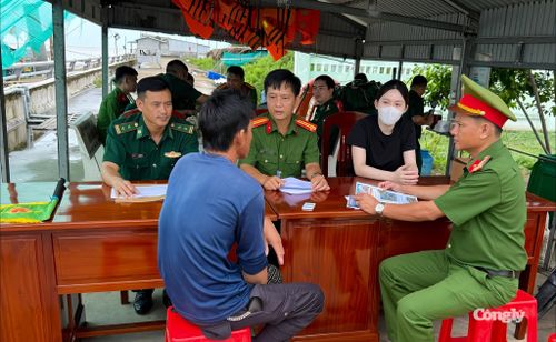 Các cảng bốc dỡ hàng hóa cũng trở thành điểm tuyên truyền lưu động hiệu quả của lực lượng chức năng