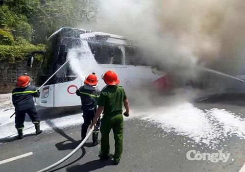 Cảnh sát PCCC &amp; CNCH đến hiện trường dập lửa.