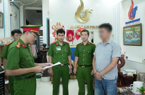 Cơ quan CSĐT tống đạt các quyết định tố tụng đối với bị can Quí.