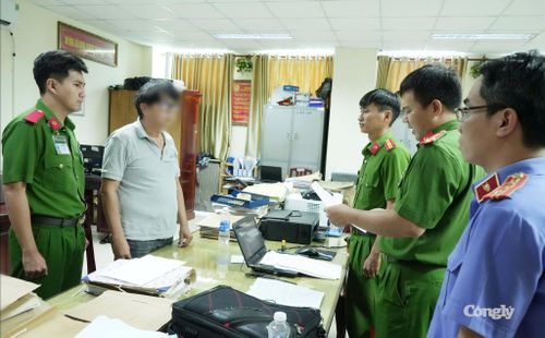 Cơ quan CSĐT tống đạt các quyết định tố tụng đối với bị can Tú.
