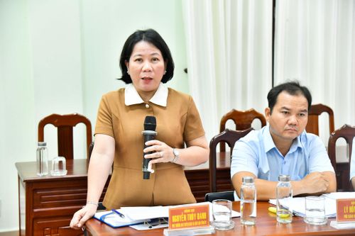 Bà Nguyễn Thúy Oanh - Phó Trưởng Ban Tuyên giáo và Dân vận Tỉnh ủy phát biểu trao đổi với đơn vị.