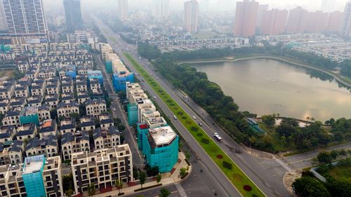 Lânh đạo các công ty địa ốc mạnh tay "bắt đáy" cổ phiếu. Ảnh: HA