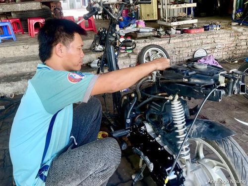 Ông Hoàng Văn Đại, chủ cửa hàng sửa chữa xe máy trên phố Vĩnh Yên.
