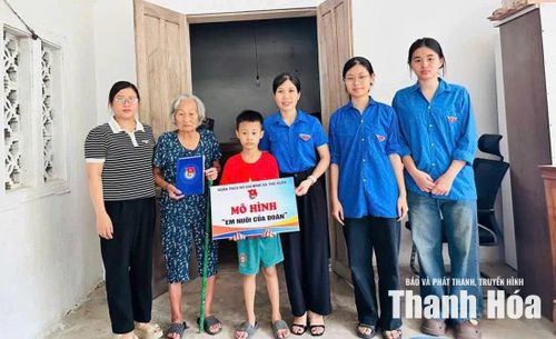 Đoàn xã Thọ Xuân trao biển hỗ trợ mô hình “Em nuôi của Đoàn” cho em Đỗ Ích Quang Thiện, thôn Xuân Phả 2, xã Thọ Xuân.