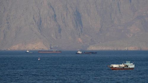 Tàu thuyền và tàu chở dầu tại eo biển Hormuz ngoài khơi Musandam, Oman, ngày 18/4/2026. Ảnh: Reuters.