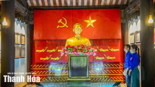 Tượng Bác Hồ được đặt ở vị trí trang trọng, chính giữa của nhà truyền thống.