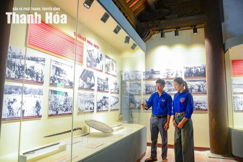 Hệ thống ảnh tư liệu được bố trí theo từng giai đoạn lịch sử, phản ánh quá trình lãnh đạo, trưởng thành và phát triển của phong trào cách mạng trên địa bàn tỉnh.