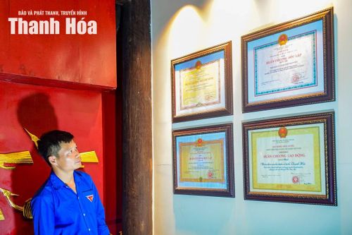 Bên cạnh đó, nhà truyền thống còn lưu giữ nhiều huân chương, bằng khen, hình ảnh phản ánh những thành tựu nổi bật mà Đảng bộ tỉnh Thanh Hóa đạt được kể từ ngày thành lập đến nay. Sự kết nối giữa quá khứ và hiện tại giúp người xem cảm nhận rõ hơn hành trình phát triển liên tục của Đảng bộ tỉnh, từ những ngày đầu đầy gian nan đến những thành quả hôm nay.