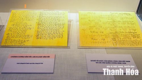 Nhiều văn kiện, tài liệu lịch sử quan trọng được lưu giữ trang trọng, cẩn thận.