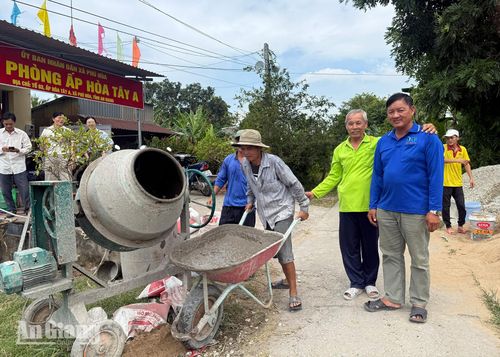 Thành viên Đội thiện nguyện sửa chữa cầu đường xã Phú Hòa tham gia góp phần cùng địa phương phát triển kinh tế - xã hội. Ảnh: PHƯƠNG LAN