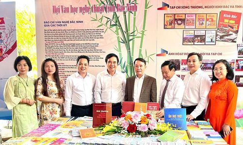  Các đại biểu tham quan gian trưng bày ấn phẩm văn học nghệ thuật tại Hội báo Xuân Bắc Ninh 2026. 