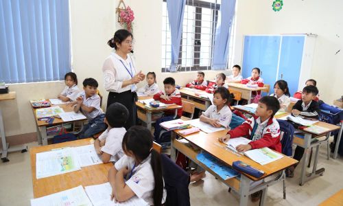 Ở các xã miền núi địa bàn rộng, Sở Giáo dục và Đào tạo Bắc Ninh khuyến khích sáp nhập trường tiểu học với trường trung học cơ sở thành trường liên cấp. Ảnh: Cô, trò Trường Tiểu học và Trung học cơ sở Hữu Sản (xã Vân Sơn). 