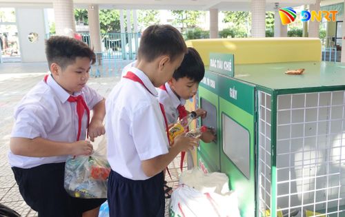 Học sinh ở nhiều trường đang được giáo dục bảo vệ môi trường, phân loại, thu gom rác tái chế và giảm rác tại trường học. Ảnh: HOÀNG HIỆP