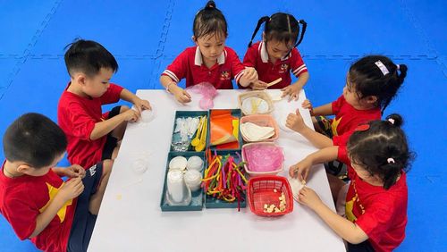 Trẻ em ở Trường Mầm non Họa My được hướng dẫn tự làm đồ chơi từ các đồ dùng nhựa sử dụng một lần nhằm giảm phát sinh rác. Ảnh: ĐVCC