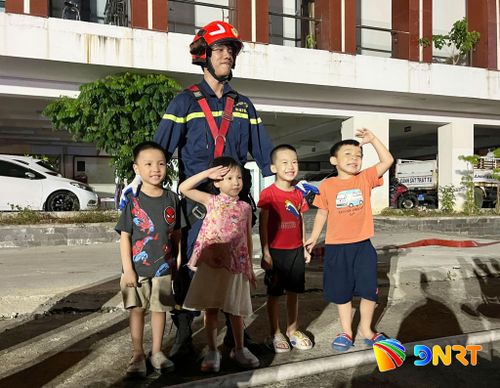 Các em nhỏ giao lưu cùng chiến sĩ cứu hỏa. Ảnh: LÂM VIÊN