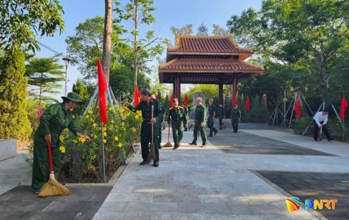 Chi hội Cựu chiến binh thôn Lệ Sơn Bắc (xã Hòa Tiến) ra quân dọn vệ sinh tại nhà bia Chiến thắng Lệ Sơn. Ảnh: PHƯỚC AN