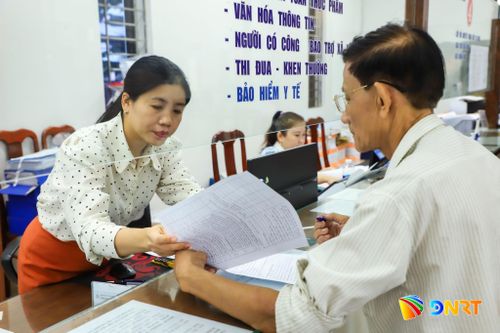 Cán bộ phường Hòa Khánh hướng dẫn người dân làm thủ tục. Ảnh: NGỌC PHÚ