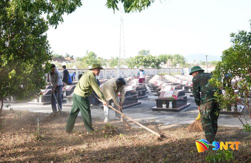 Thôn Thọ Khương, xã Núi Thành dọn vệ sinh nghĩa trang vào ngày Chủ nhật. Ảnh: HỒ QUÂN