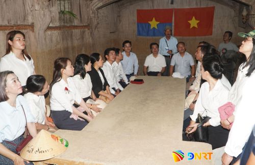 Chi bộ Văn phòng HĐND - UBND phường Hòa Khánh tham quan địa đạo Kỳ Anh. Ảnh: PHAN VINH